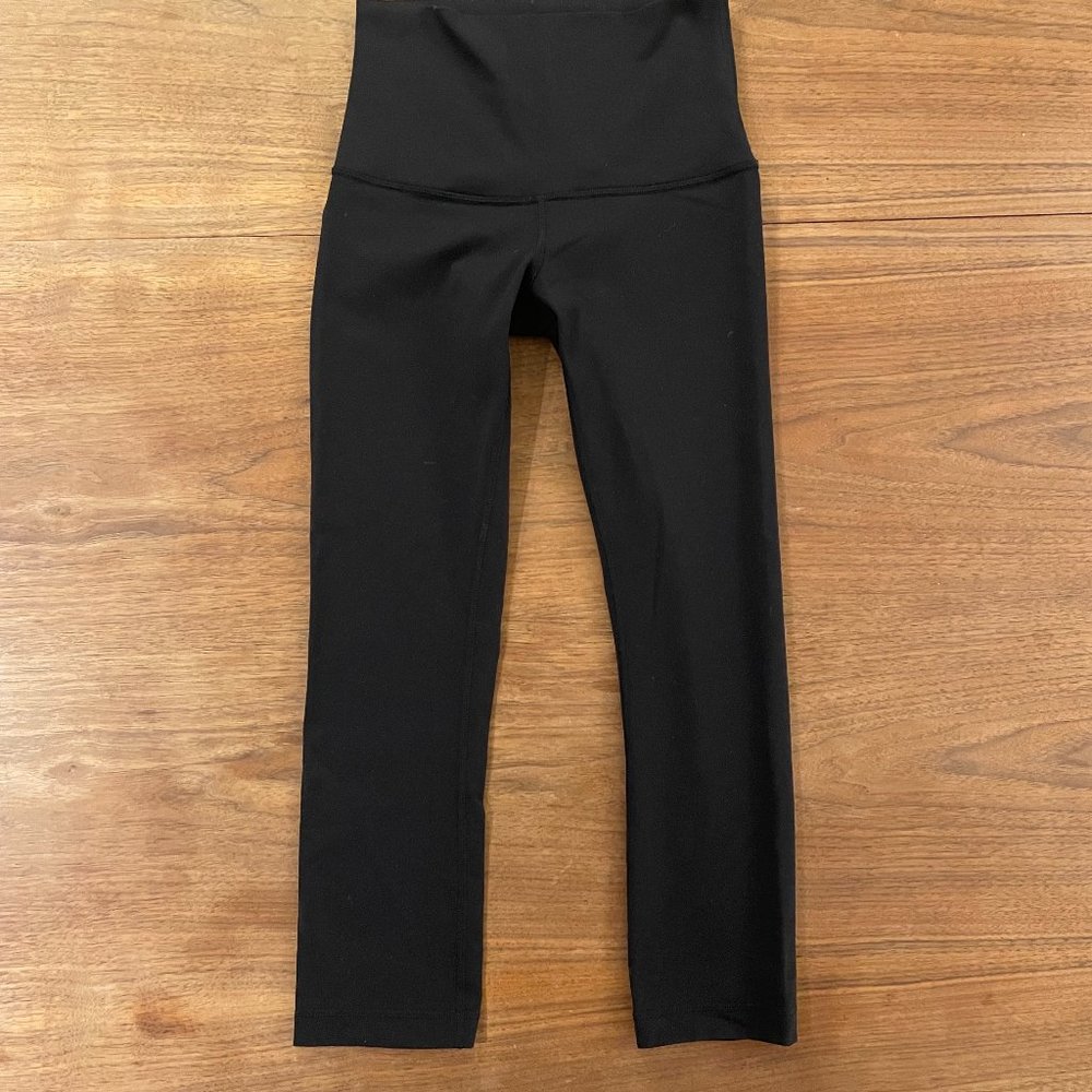 Lululemon Size 4 Black High Rise legging 23"
